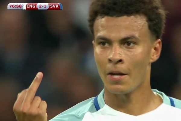 Selon le sélectionneur anglais et le joueur lui-même, le doigt d'honneur de Dele Alli s'adressait à son coéquipier Kyle Walker et non à l'arbitre français