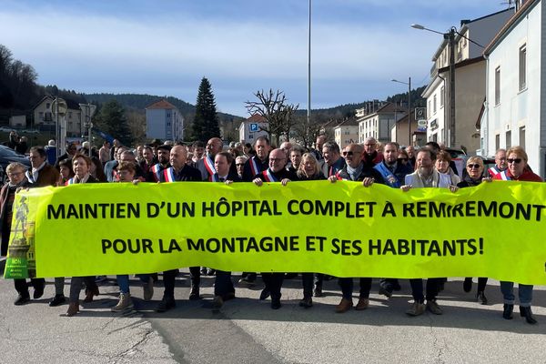 Manifestation dans les rues de Remiremont samedi 9 mars. Les urgences  n'accueillent plus de patient la nuit.