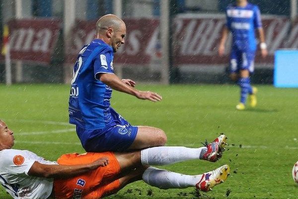 Benjamin Nivet aux prises avec Daniel Congre pendant la rencontre Troyes Montpellier