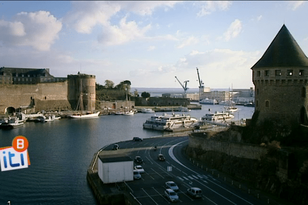 Sur le bord de la Penfeld : 400 ans d'histoires de la marine à Brest