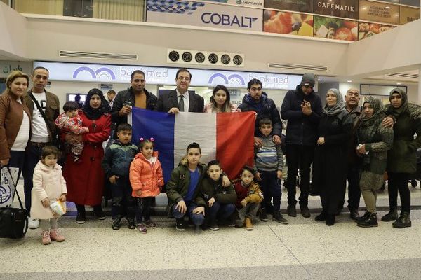 L'ambassadeur de France au Liban Bruno Foucher avec les réfugiés syriens sélectionnés pour être accueillis en France à Beyrouth, jeudi 23 novembre 2017.