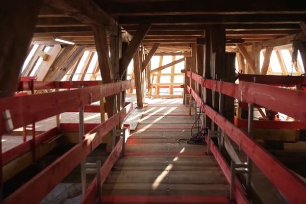 Si le bois est encore jeune, difficile, sous les poutres, de jauger l'âge de cette charpente reconstruite à l'identique