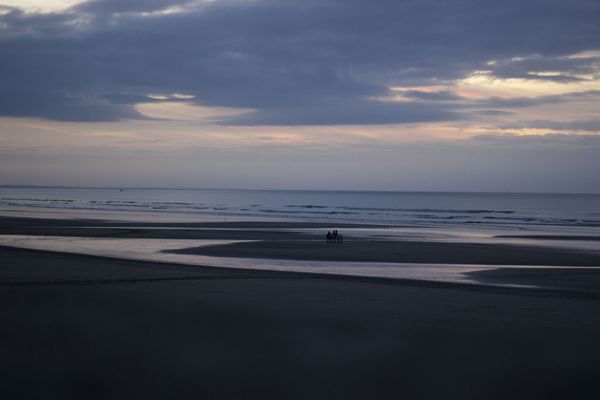 Face à la plage de Deauville, le gris pour toile de fond... et un ciel dominical très nuageux.