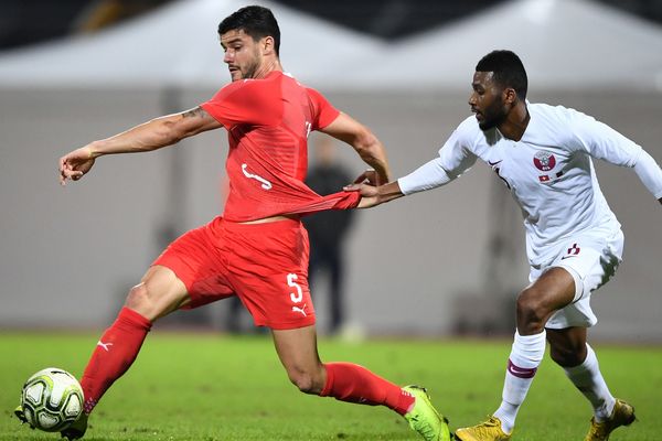 En rouge, Loris Benito avec son maillot suisse lors d'un match amical contre le Qatar, le 14 novembre 2018, au stade Cornaredo à Lugano. 