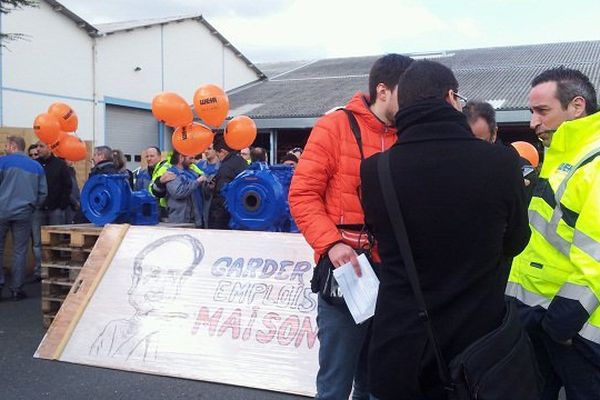 Les salariés de Weirs Minérals ce jeudi matin devant leur établissement à Castres.