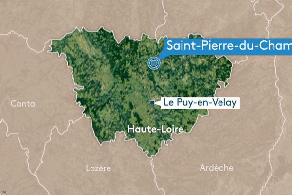 Un feu de cheminée s'est déclaré lundi 13 janvier à Saint-Pierre-du-Champ (Haute-Loire), une jeune femme a dû être hospitalisée.