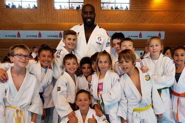 Durant 6 jours, une centaine d'enfants participent à un stage de judo encadré par Teddy Riner. 