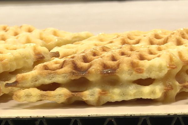 Pour fabriquer une waffre, il faut de la farine, du beurre, des oeufs, du sucre glace un petit peu de rhum et un savoir-faire traditionnel