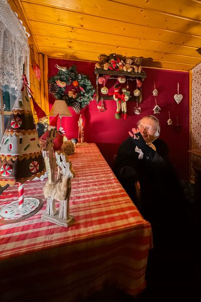 La tante Arie dans son chalet du marché de Noël à Montbéliard dans le Doubs.