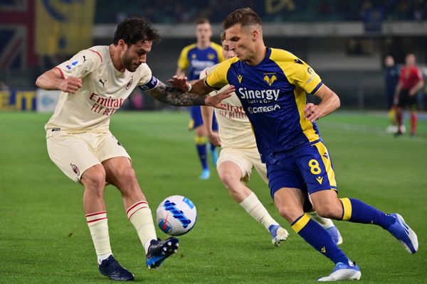 Le Serbe Lazovic (à droite), sous les couleurs du Hellas Vérone, face au défenseur de l'AC Milan Davide Calabria.