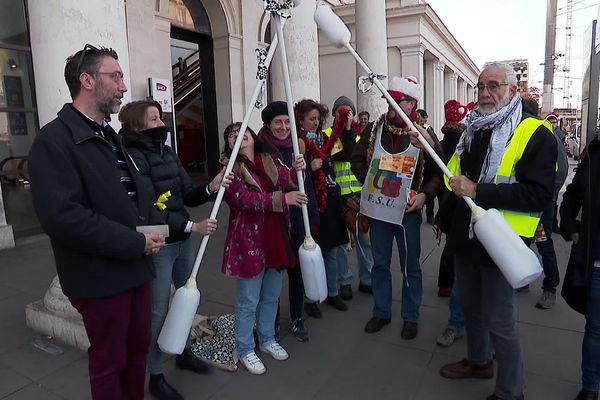 Les manifestants, des enseignants pour la plupart, ont confectionné des cotons tiges géants pour inviter le gouvernement à se déboucher les oreilles et à entendre le rejet de sa réforme sur les retraites. 