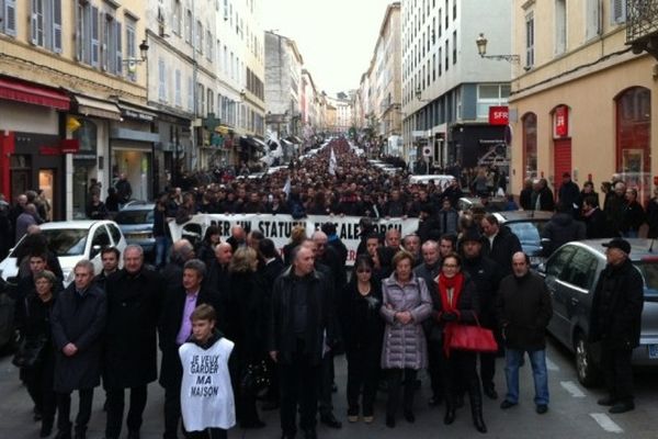 Le cortège a rassemblé plusieurs milliers de personnes samedi à Bastia