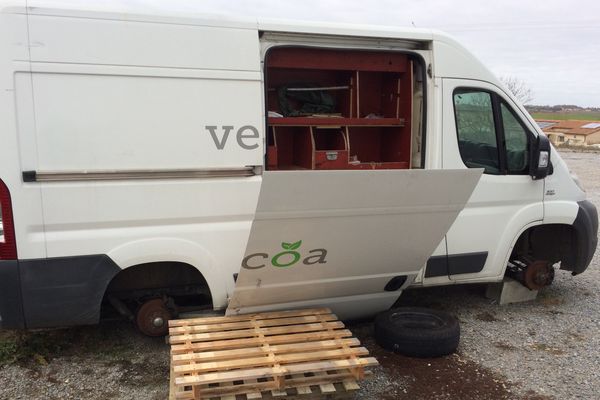 Ce camion situé sur les lieux de l'entrepôt est tout ce qu'il reste de l'entreprise Vecoa à Chasseneuil-du-Poitou.