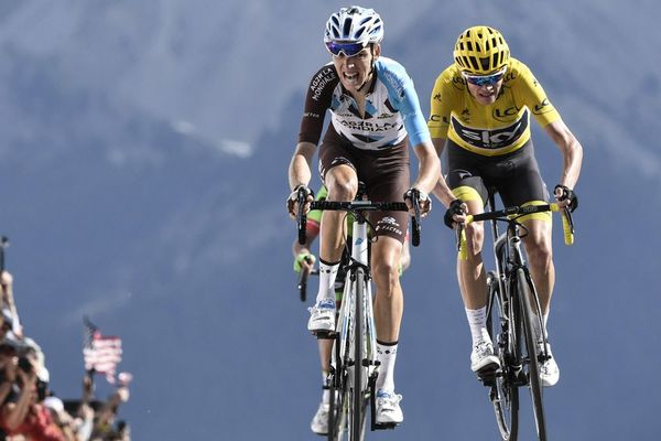 Le Français Romain Bardet et le Britannique Christopher Froome, maillot jaune du leader, sur la ligne d'arrivée au terme de la 18e étape du Tour de France, le 20 juillet 2017.