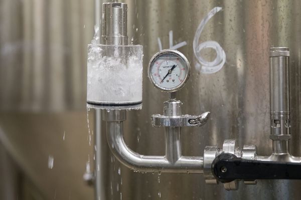 Un fermenteur a bière dans une brasserie artisanale à Paris.