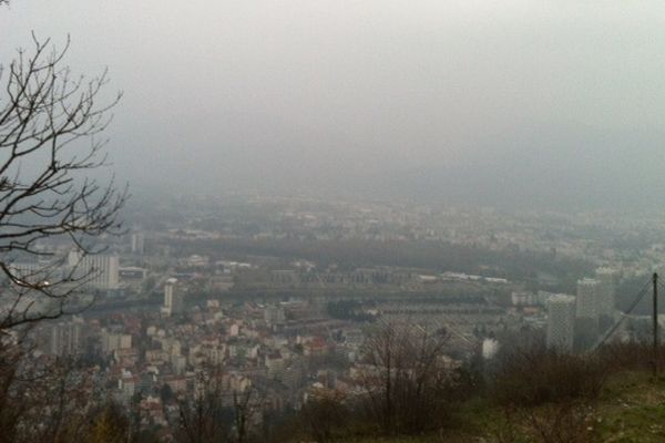 Photo prise en fin d'après-midi le 6 avril depuis la Bastille de Grenoble