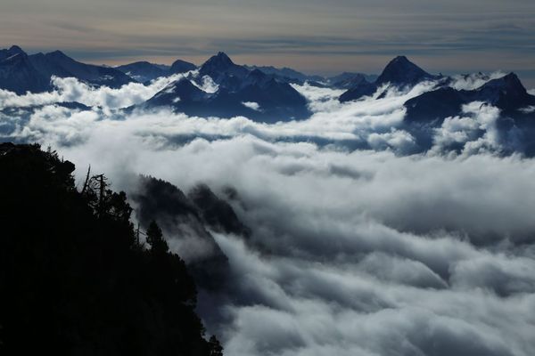 Vue du Parc naturel régional du massif des Bauges. Le Mont Trélod est le 2e en partant de la droite