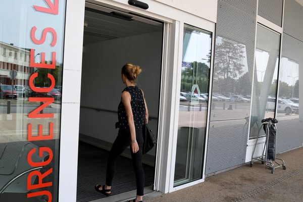 Au centre hospitalier de Bourg-en-Bresse, les patients qui arrivent sans être passés par le 15 et sans urgence vitale sont réorientés par une infirmière.