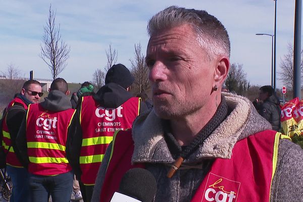 Bruno Réjony, en mars 2023, lors du blocage d'un entrepôt logistique à Surry-le-Comtal (Loire)