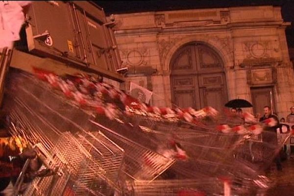 Des chariots de supermarchés ont été déversés devant la préfecture