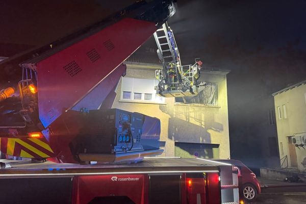 Les pompiers mobilisés sur un feu d'habitation, rue du général Care à Montigny-les-Metz, lundi 9 décembre 2024.