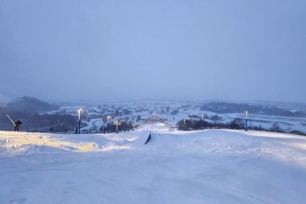 En haut de la piste de ski enneigée Loisinord à Noeux-les-Mines, à trois jours de la fête du ski