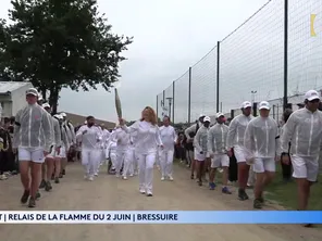 Myriam Baverel, championne de taekwondo accompagne la flamme dans son département d'origine. 
▶️ Suivez le relais de la flamme olympique en direct sur notre chaîne "http://france.tv PARIS 2024" : http://bit.ly/FranceTVParis2024