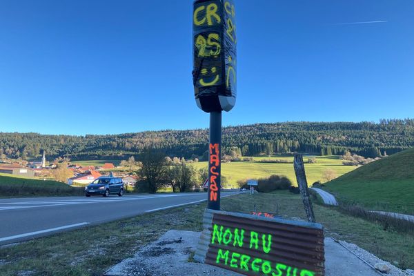 Un radar bâché par les agriculteurs à Fuans dans le Doubs.