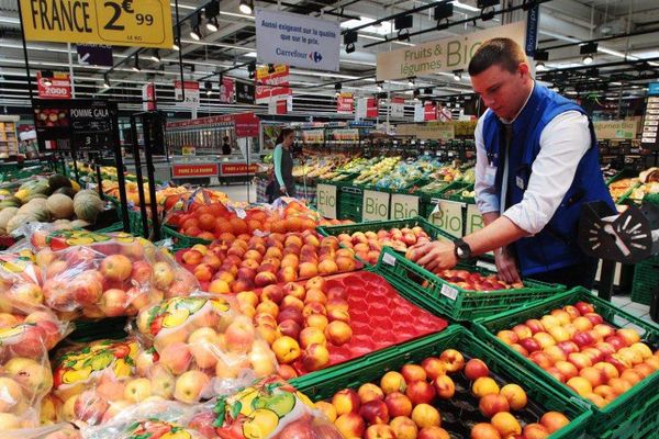 Un étalage de fruits dans un supermarché.