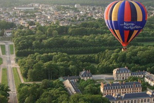 La montgolfière décolle depuis le parc du château de Fontainebleau.