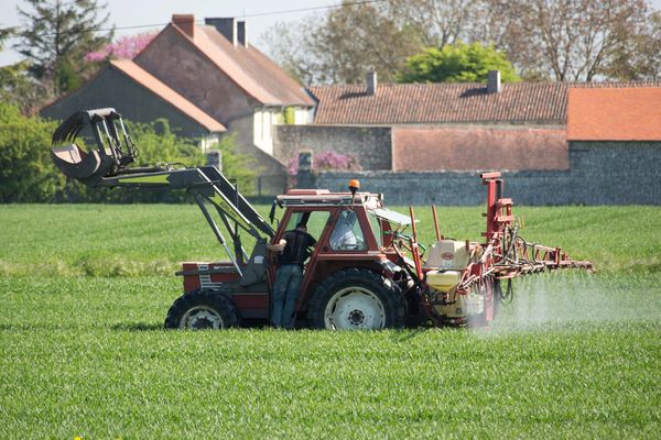 L’arrêté pris par la maire socialiste du Blanc Annick Gombert le 7 octobre, proscrit l’épandage de produits-phytosanitaires à moins de 150 mètres des maisons.