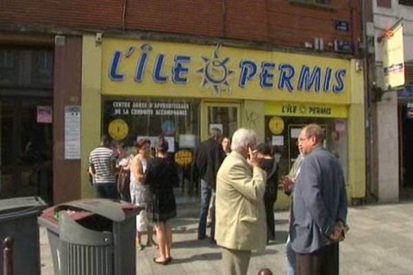 Ce jeudi matin, devant l'agence lilloise de L'île Ô permis. 