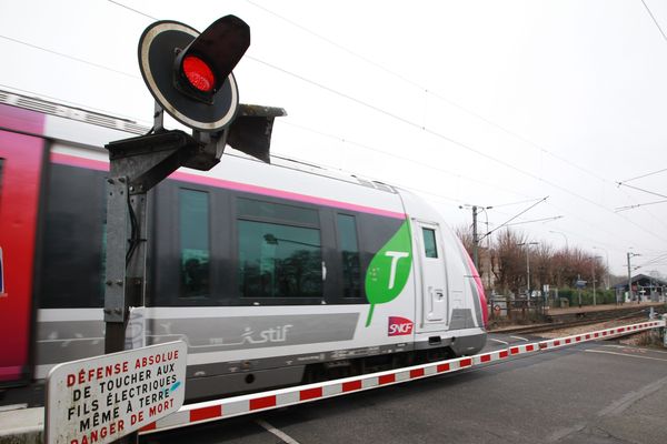 La collision entre le train et la voiture a eu lieu sur un passage à niveau (illustration).