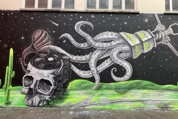 Le peintre grec Leonidas Giannakopoulos a réalisé la fresque mensuelle de décembre 2022 sur le Mur de Mulhouse.