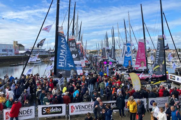 La foule à l'abord des pontons du Vendée Globe, à l'ouverture du village.