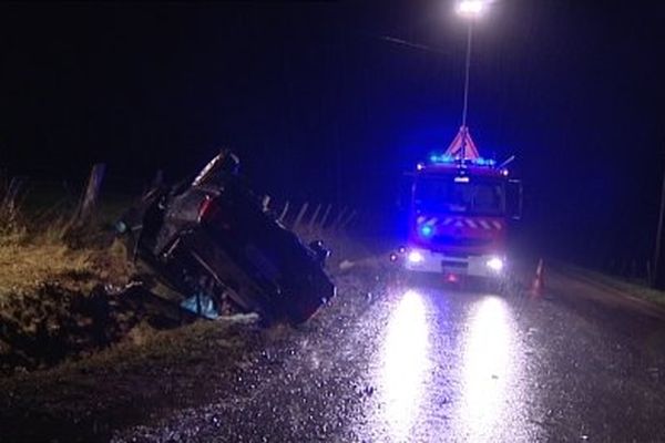 Jeudi, en fin d'après midi, un accident impliquant deux voitures s'est produit sur la D32 à hauteur de Vanclans. Un accident qui a fait un mort, il s'agit du maire de la commune. Son épouse est gravement blessée. Trois autres personnes sont indemnes.