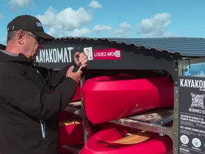 Un distributeur de kayak, Kayakomat, sur la plage de Marennes en septembre 2024