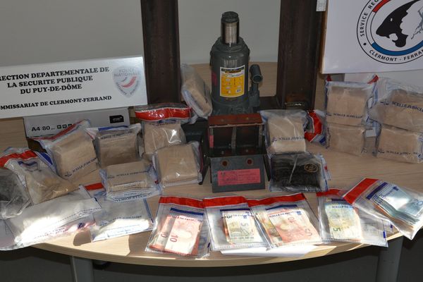 Le 12 janvier 2016, dans l'Allier, plus de 5 kg d'héroïne pure ont été saisis. Un réseau de trafic de drogue organisé par des ressortissants albanais a été démantelé.