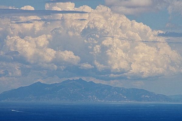 ILLUSTRATION - L'île d'Elbe, vue depuis Bastia (Haute-Corse)