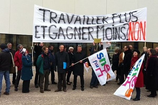 Des professeurs des classes préparatoires des lycées Carnot et Eiffel ont manifesté devant le rectorat mercredi 4 décembre 2013. 