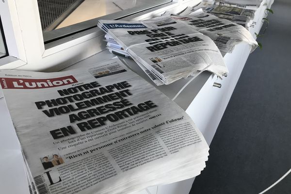 Des exemplaires du quotidien "l'Union" à Reims le 28 février 2021, après la violente agression du photojournaliste Christian Lantenois.