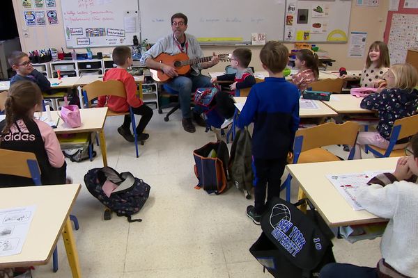 A l'école Louis Pergaud de Cany-Barville (Seine-Maritime), les cours d'empathie sont rythmés par des interventions musicales.