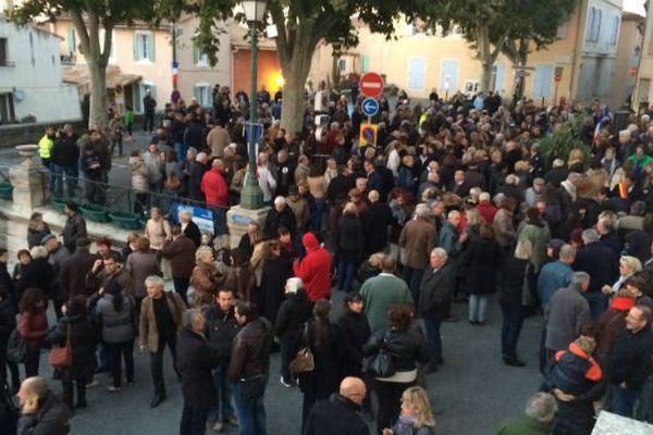 De nombreux élus venus du département et quelques habitants de Châteaurenard sont venus apporter leur soutien au maire ce mercredi