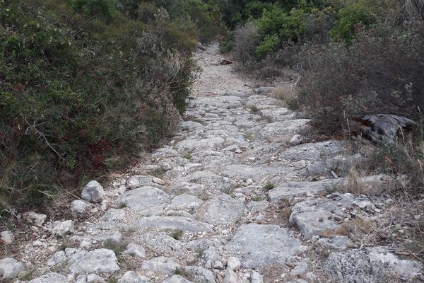 VAQUI sur les chemins du patrimoine, l'ancien chemin médiéval de Toulon à Marseille, avec les pierres usées par le passage des chariots