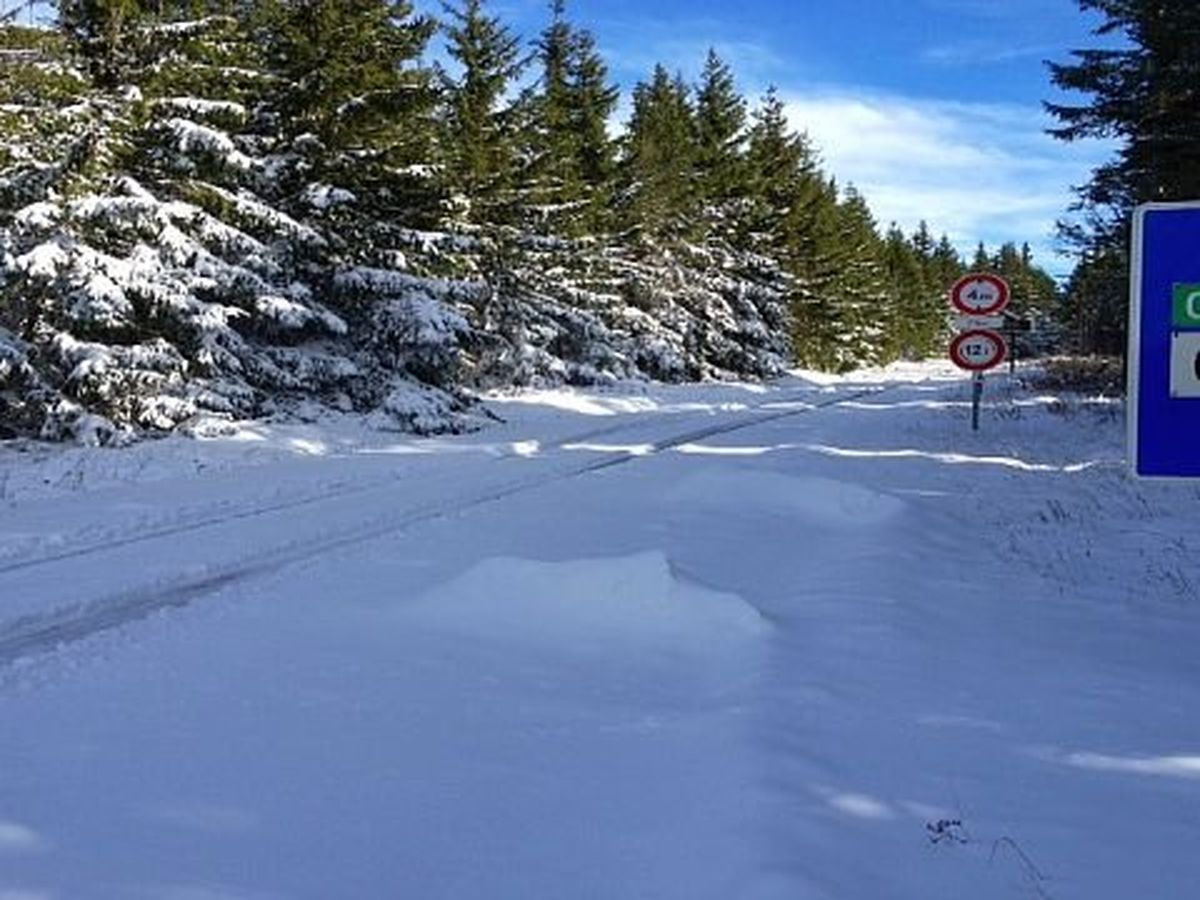 Pyrénées : avec 3 mètres de neige cumulés, les images rarissimes du  déneigement de la route d'accès Ariège-Andorre