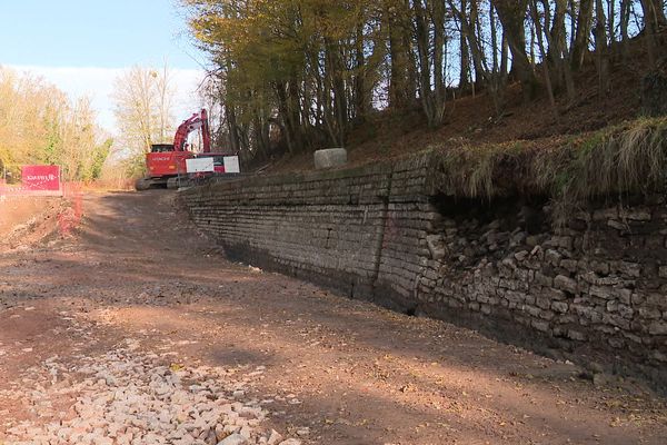 Plus de 4 millions d'euros sont actuellement investis à Ecuisses en Saône-et-Loire pour rénover les berges du canal.