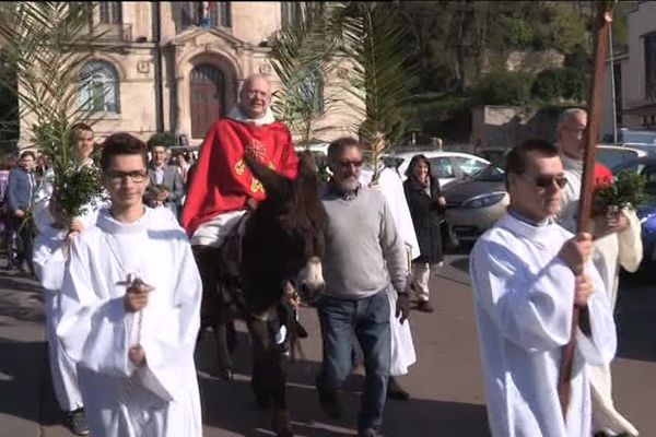 Le prêtre a guidé la procession sur 800 mètres jusqu'à l'église Saint-Crépin