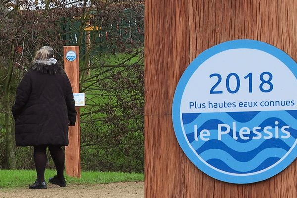 Des bornes ont été posées au Genest-Saint-Isle, pour rappeler le niveau de l'inondation qui avait touché la commune mayennaise en 2018.