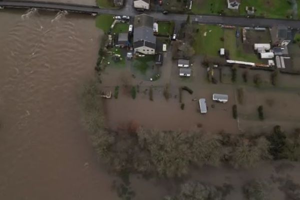 Ce jeudi 4 janvier, la Semois est sortie de son lit dans la boucle de Tournavaux à Haulmé après de fortes pluies. Ce vendredi 5 janvier, les Ardennes sont toujours en vigilance orange pour des risques de crue.