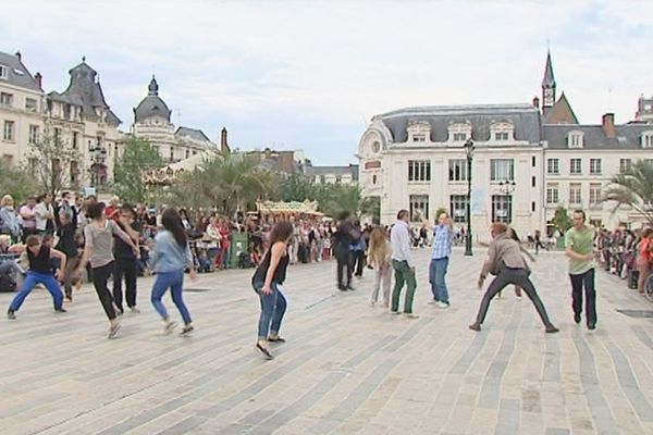 "100 pas presque" : la quinzaine de danseurs, pour la plupart orléanais, a progressé pendant une heure durant sur la place du Martroi à Orléans